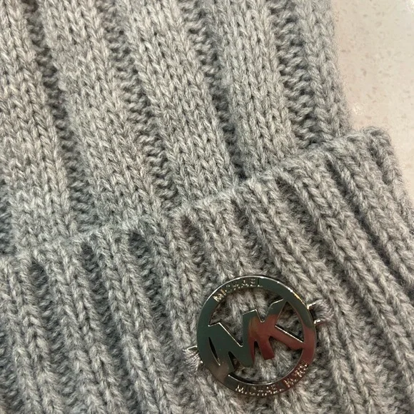 Michael Kors light grey pom pom beanie - Picture 5 of 5